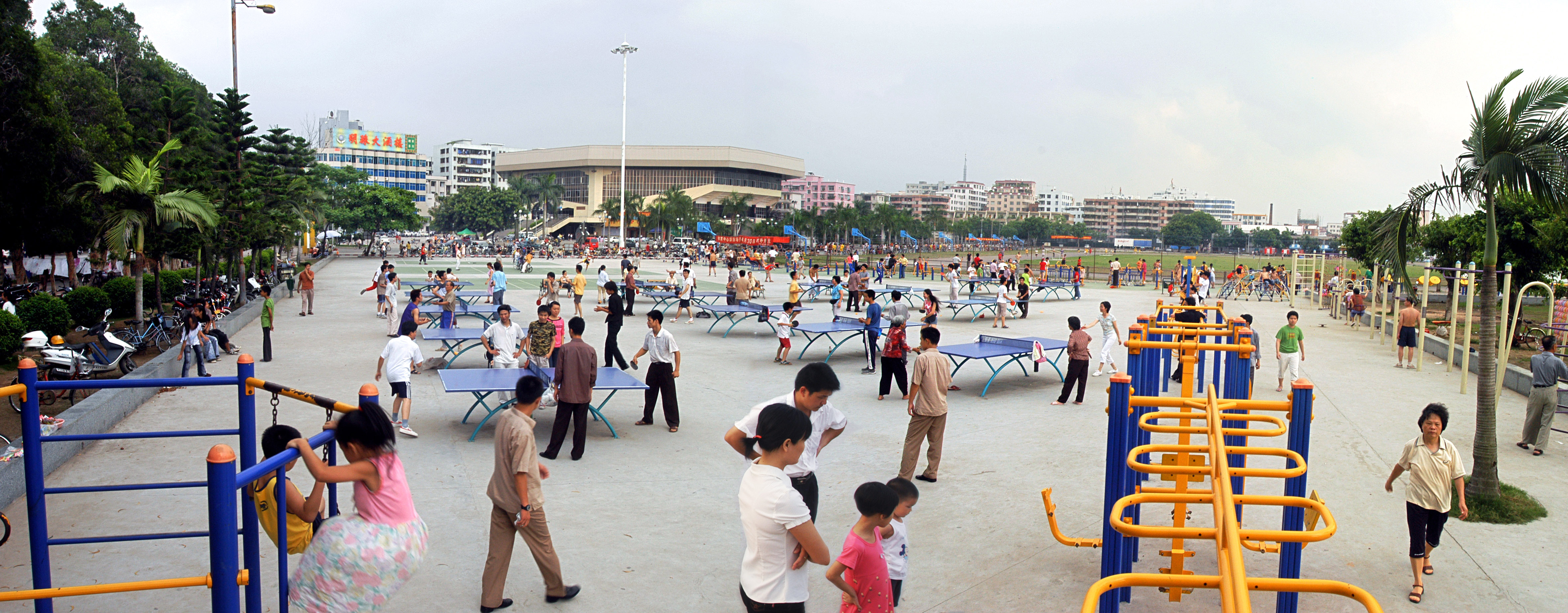 茂名全民健身广场热闹的健身场景.jpg 茂名全民健身广场热闹的健身场景.jpg